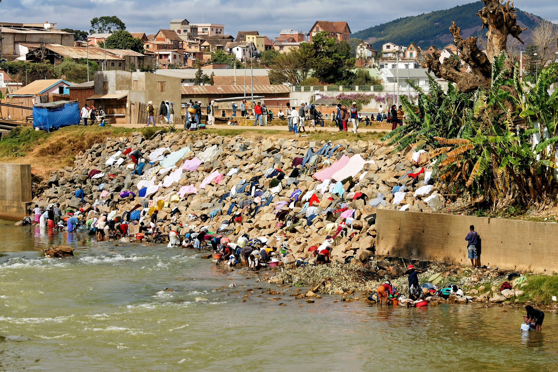 Wäschewaschen an der Pont Jumeaux über dem Ikopa-Fluss
